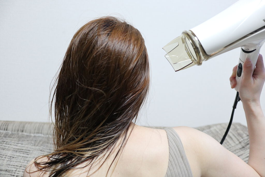 後ろ姿から感じる大人の色気。ヘアオイルで思わず触りたくなる髪の毛に♡の画像