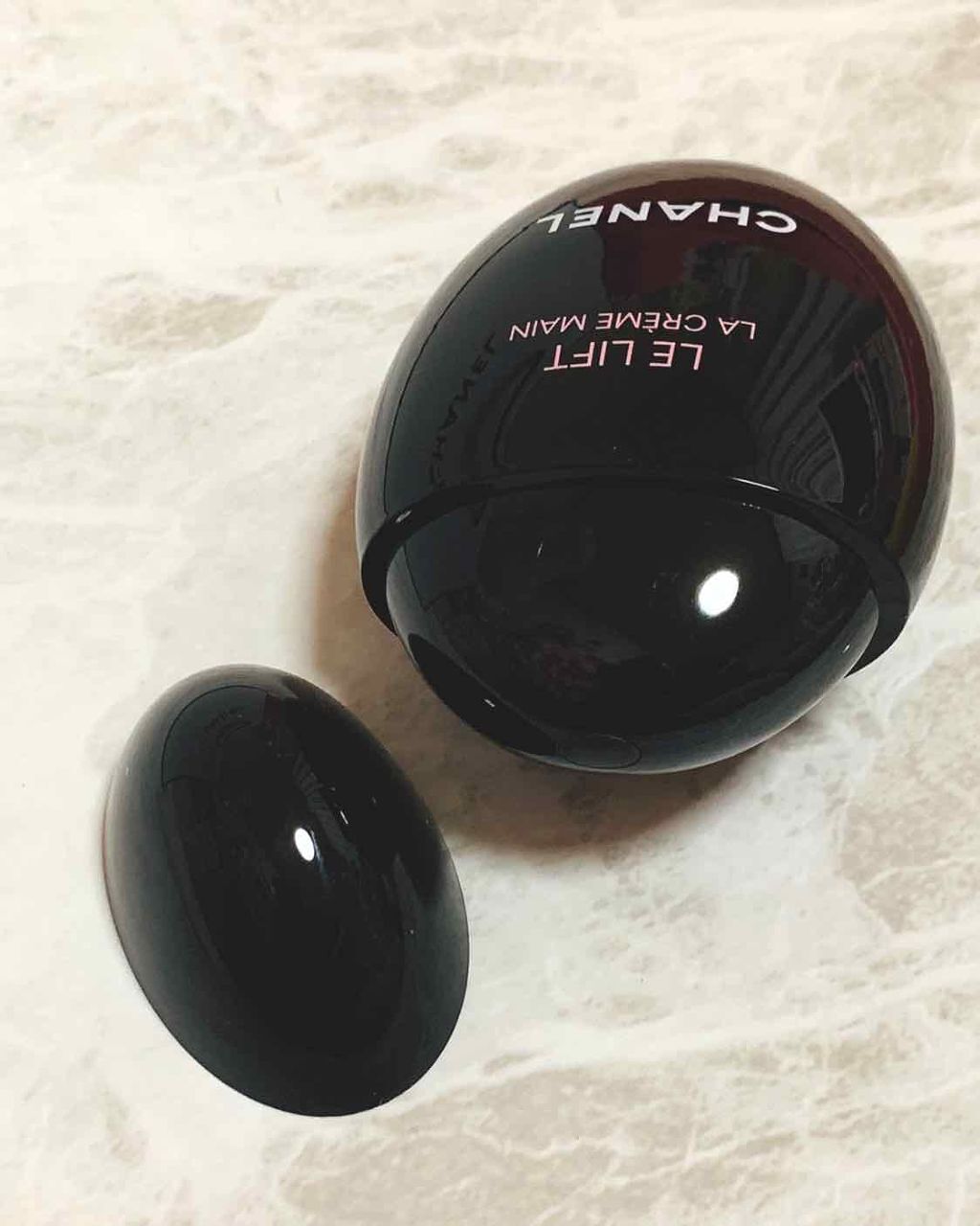 「シャネルのたまご型ハンドクリームの使い方|黒と白の違いや香りまで全4種類を徹底比較!」の画像(#210495)