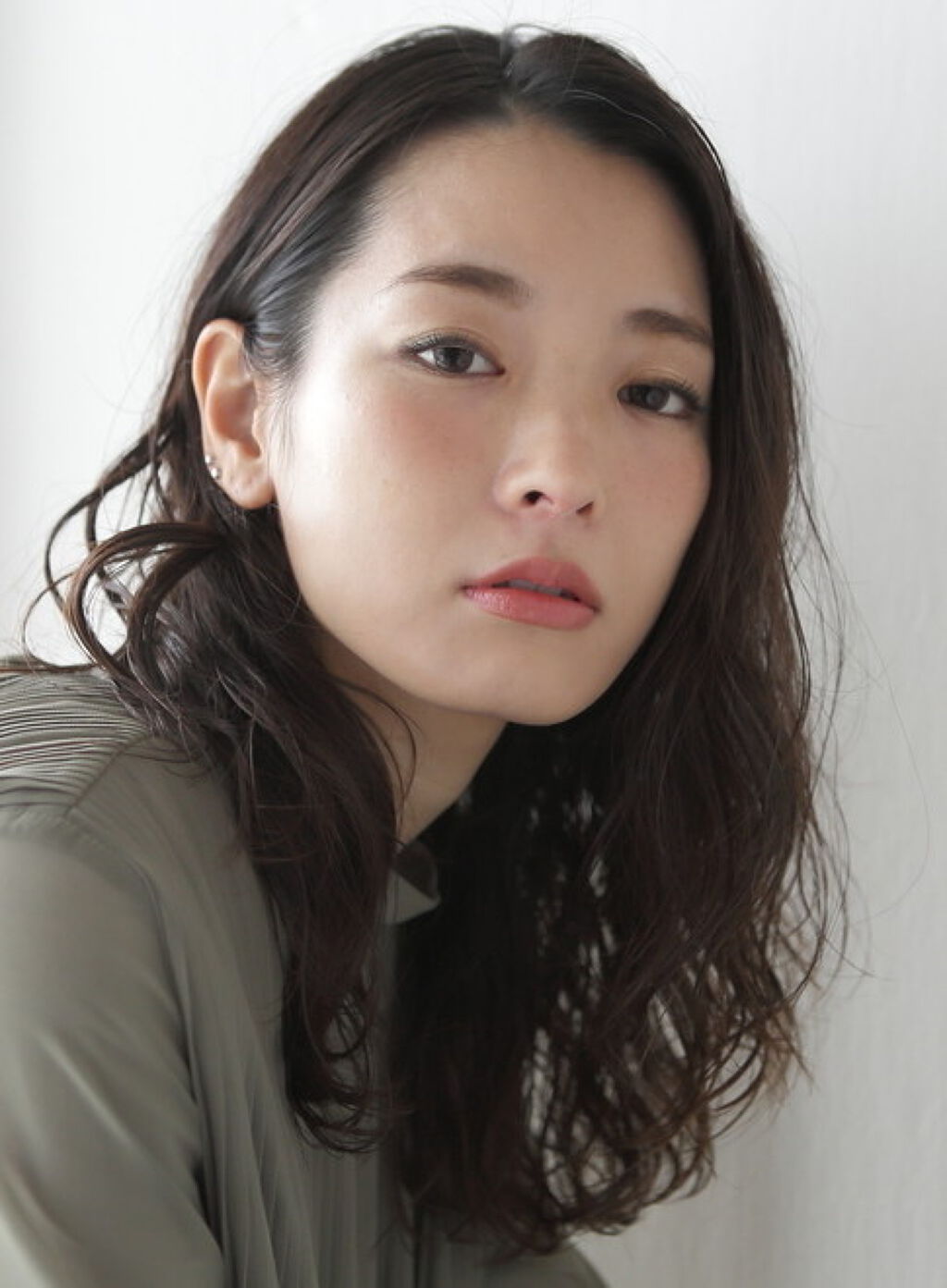 「カーキ系アイシャドウおすすめ14選+塗り方も!|プチプラ・デパコス別」の画像(#218476)