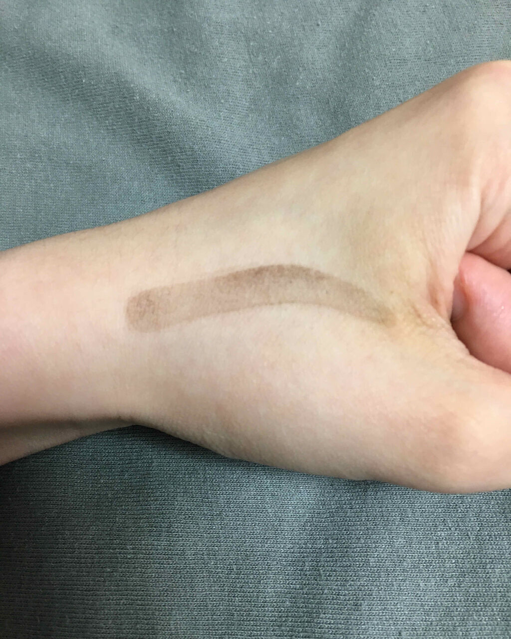 「《眉毛スタンプを上手に使うコツ》使用感や自然に仕上げるには?時短で理想のキレイ眉を作る」の画像(#247795)