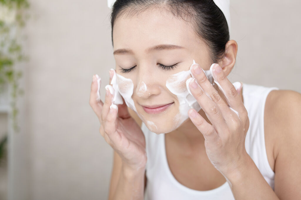 なんとかしたい毛穴の開き!原因と対策別のおすすめ美容液とメイクのポイントをご紹介の画像