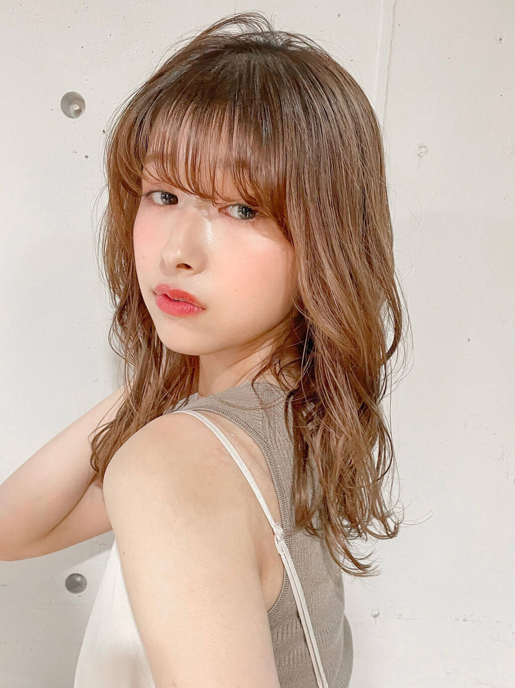 「【奥二重さん向け】アイシャドウの塗り方3選|腫れぼったく見えないアイメイク方法&ヨレ防止方法」の画像(#292448)