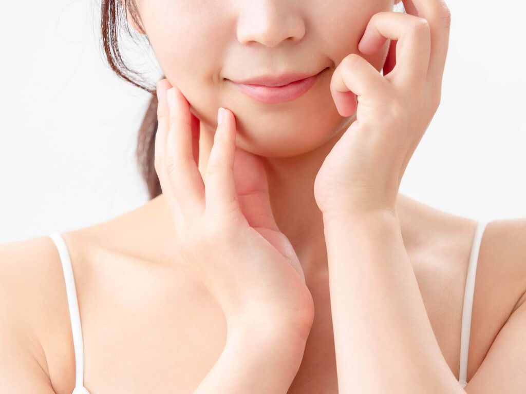 ワセリンを顔に塗るおすすめケア方法5選【効果的な使い方&ニキビや毛穴への注意点】の画像
