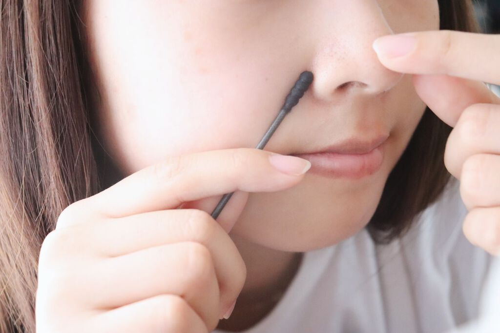 ワセリンを顔に塗るおすすめケア方法5選【効果的な使い方&ニキビや毛穴への注意点】の画像