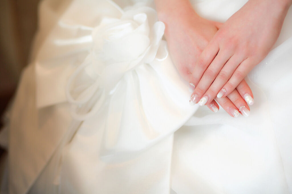 結婚式ネイル【お呼ばれ&花嫁】マナーからシンプル&可愛いセルフデザインまで徹底解説!の画像