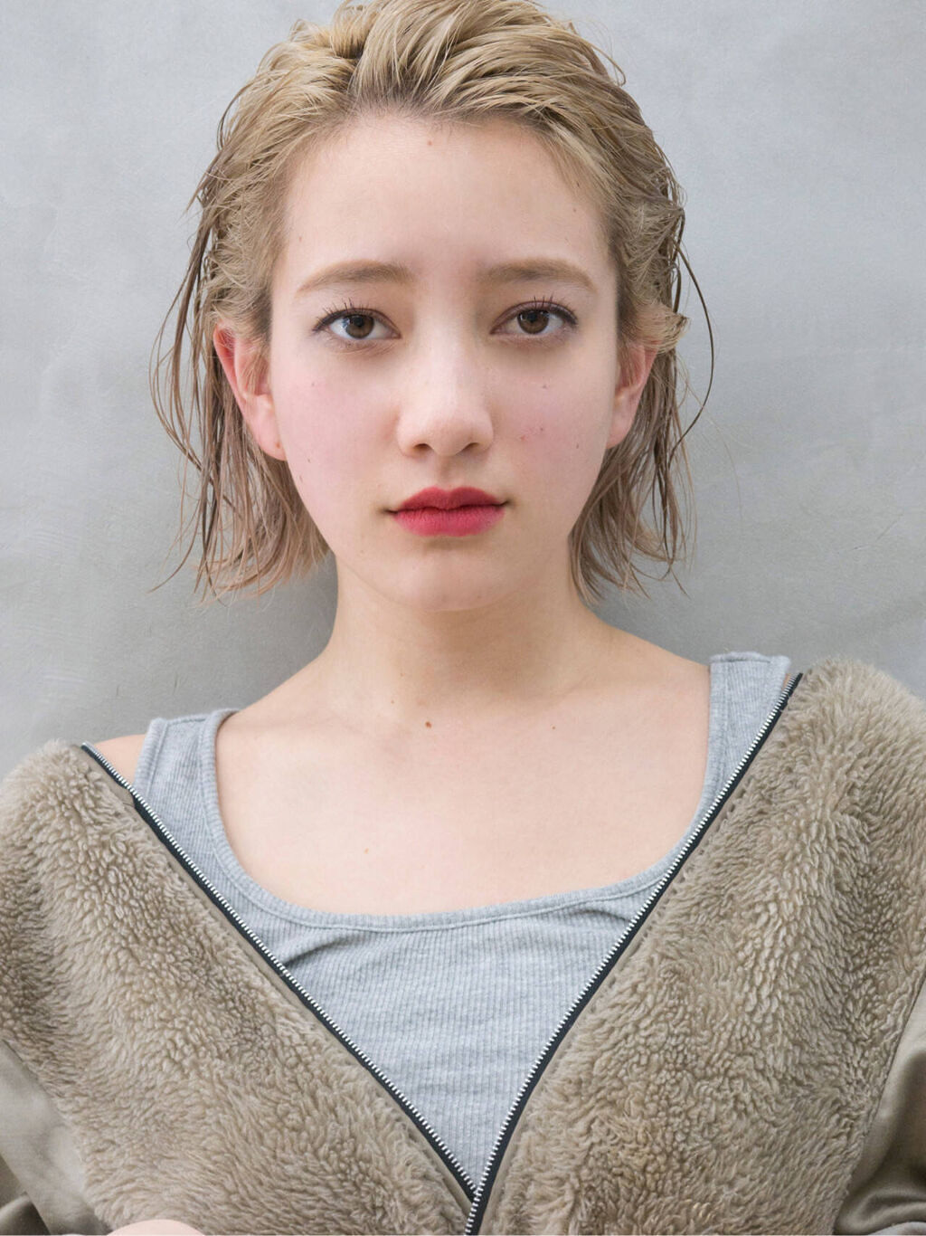 「伸ばしかけ前髪のおしゃれなアレンジ♡流し方やセンター分けの巻き方などを紹介」の画像(#321858)