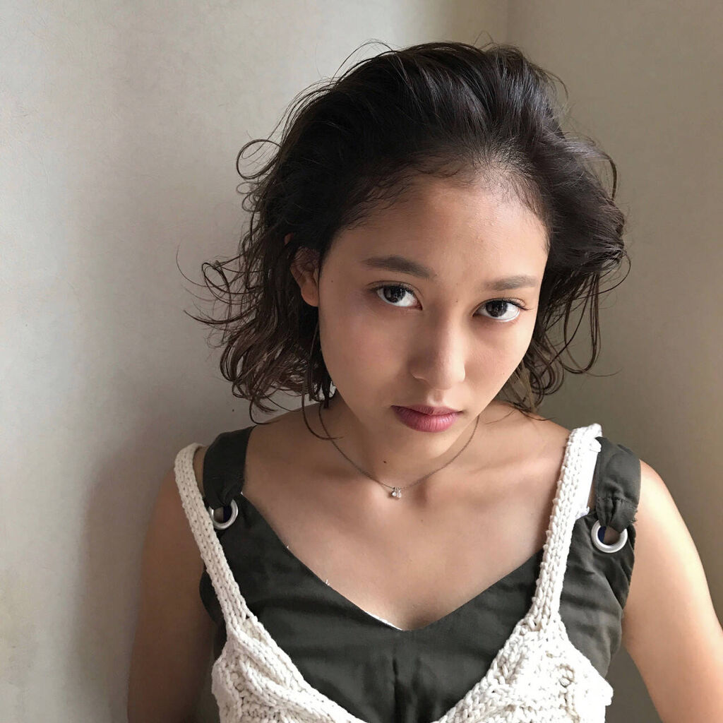 「伸ばしかけ前髪のおしゃれなアレンジ♡流し方やセンター分けの巻き方などを紹介」の画像(#321865)