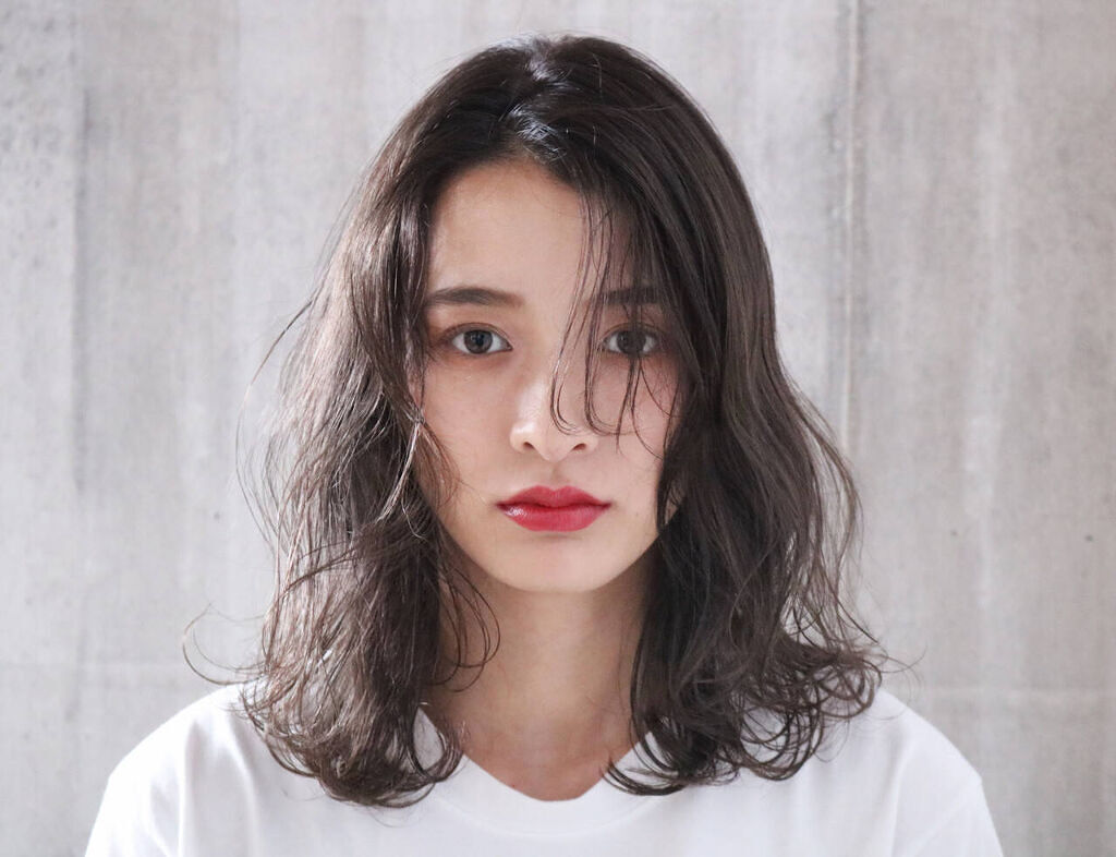 「人気続行カラー《アッシュグレージュ》で透明感溢れる洗練ヘアに!ブリーチなし暗め~明るめ」の画像(#325852)