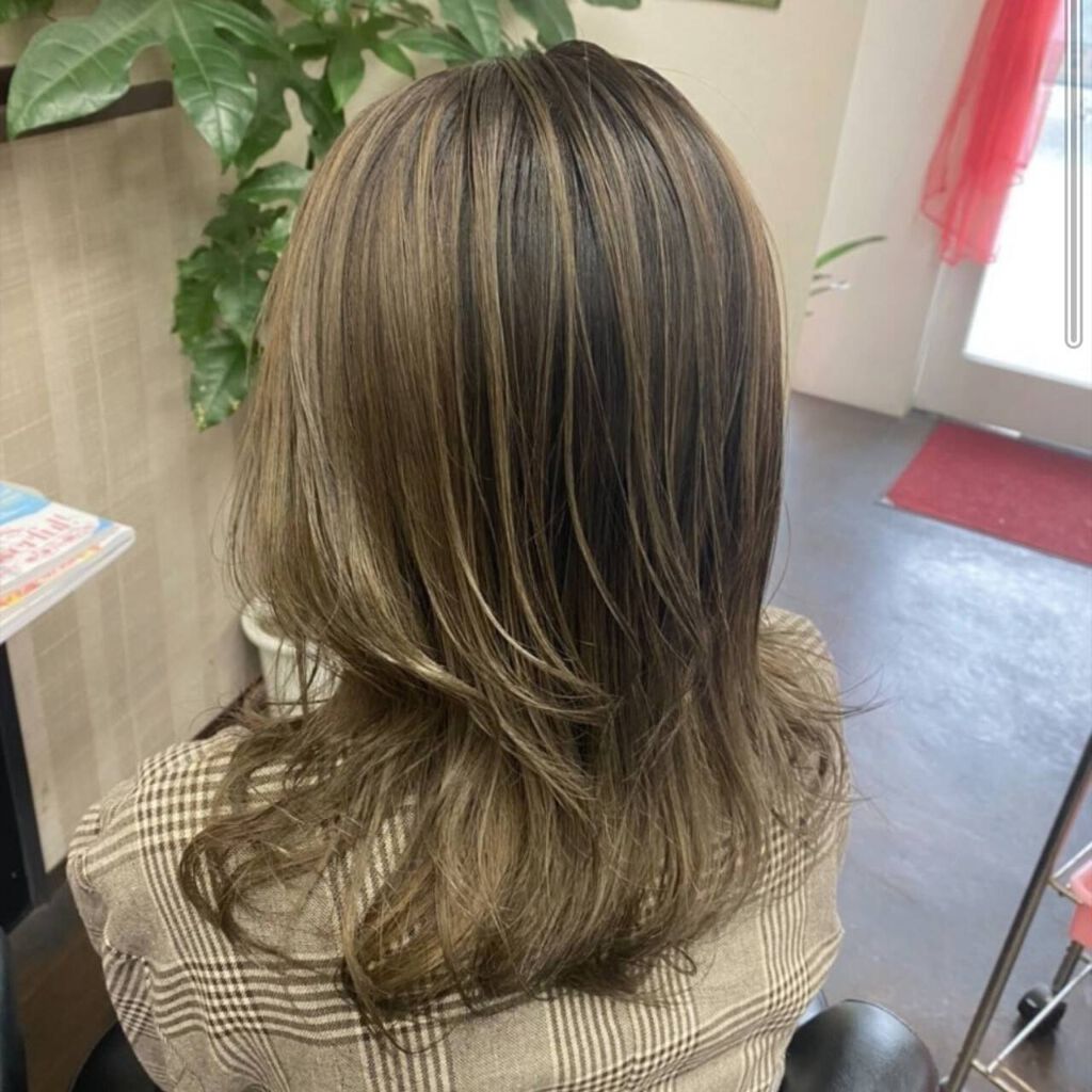 「人気続行カラー《アッシュグレージュ》で透明感溢れる洗練ヘアに!ブリーチなし暗め~明るめ」の画像(#326048)