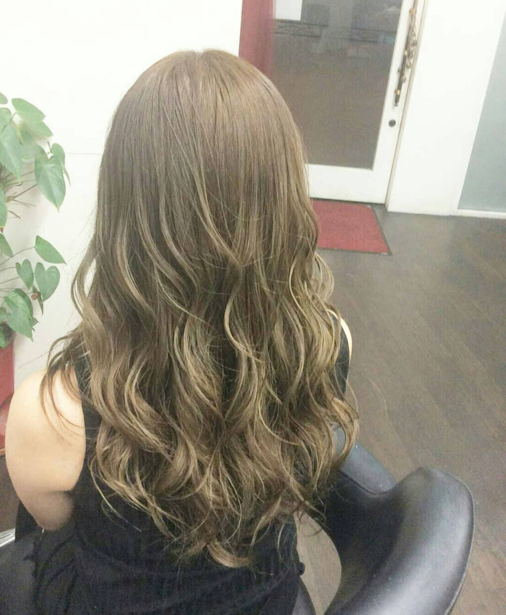 「人気続行カラー《アッシュグレージュ》で透明感溢れる洗練ヘアに!ブリーチなし暗め~明るめ」の画像(#326056)
