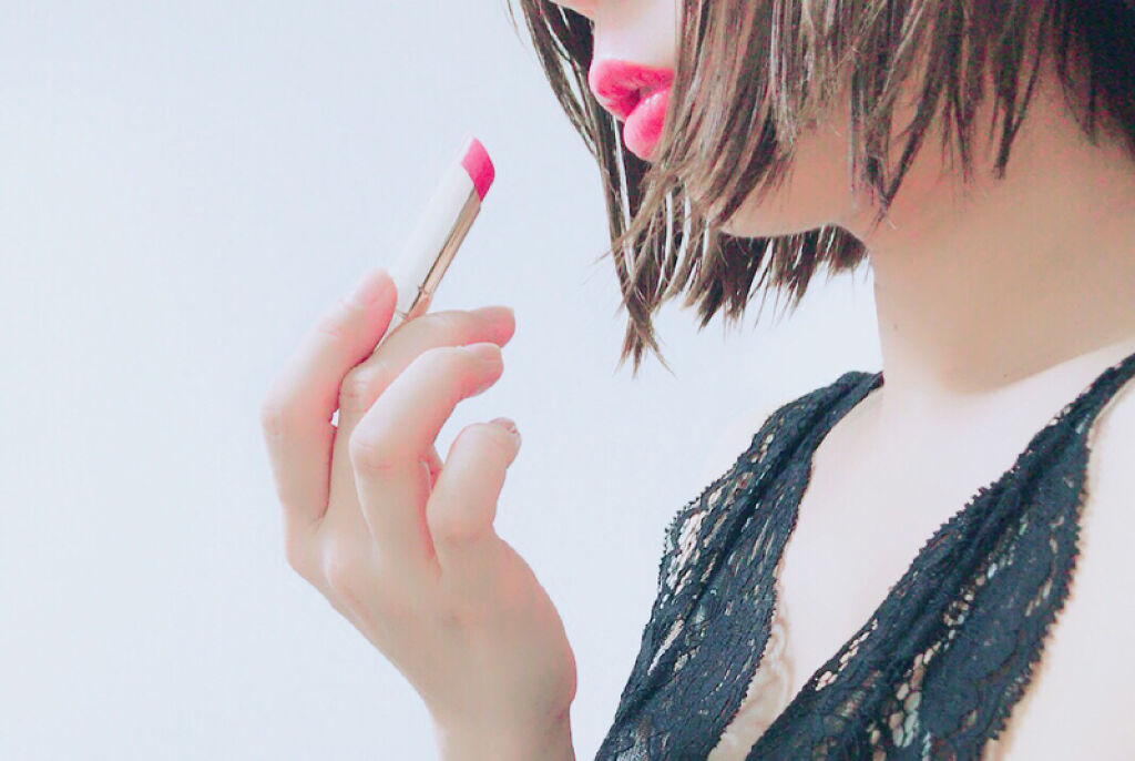 いつもの口紅に重ねて色み長持ち♡おすすめリップコート5選の画像