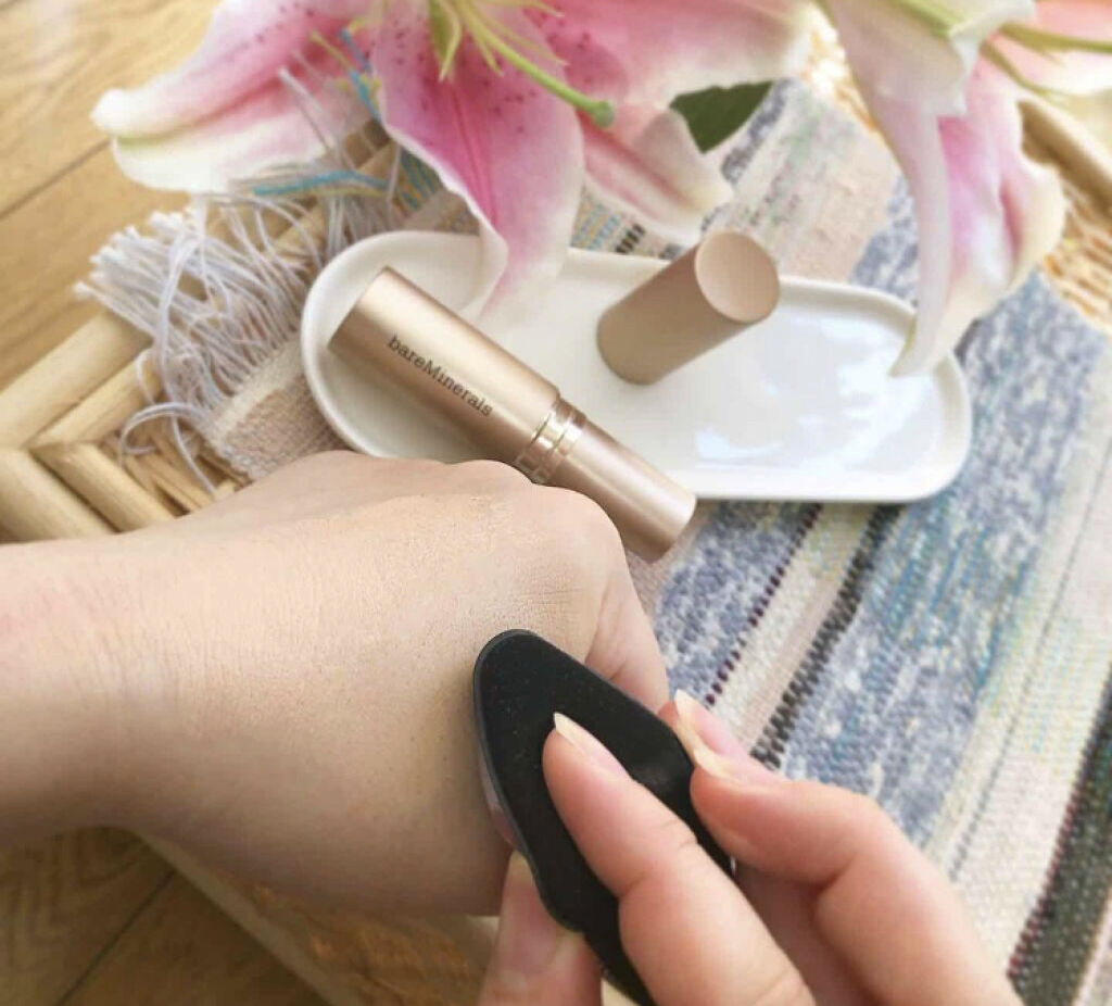 「つるんとした肌でお悩みも自然にカバー!美しいツヤ肌が作れるおすすめファンデーション5選」の画像(#94503)