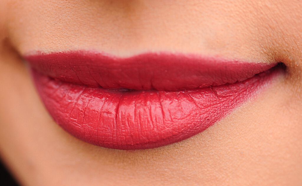 リップトリートメントでツヤ感あふれる唇に おすすめリップトリートメント10選 Lips