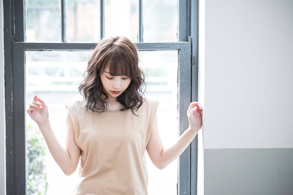 【湿気で広がる髪&うねりの対策に】改善方法とおすすめヘアケア・スタイリング剤のサムネイル