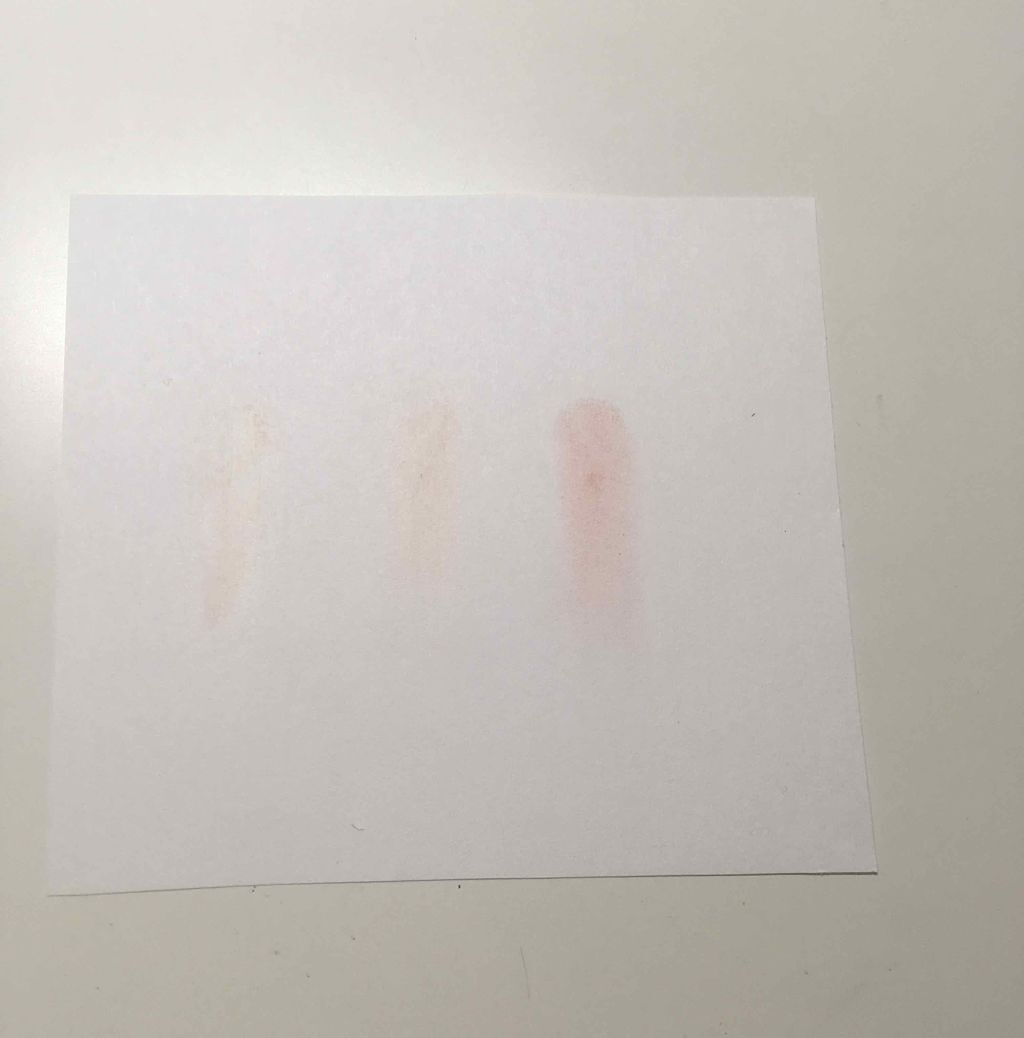 色を混ぜてそっと頬にのせる