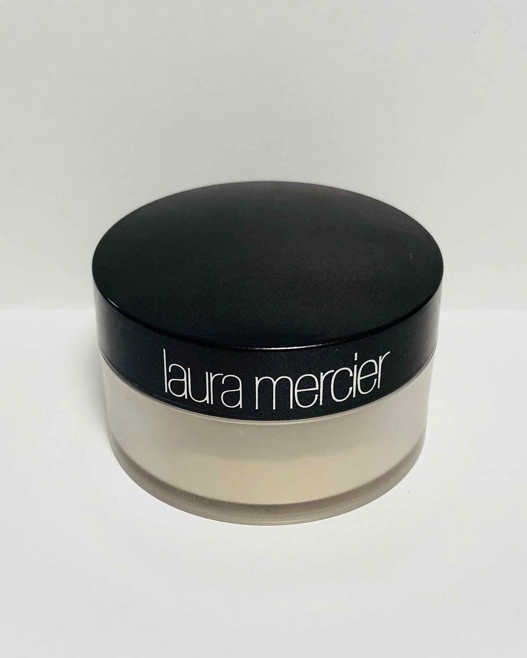 セミマット肌に仕上がるlaura mercier