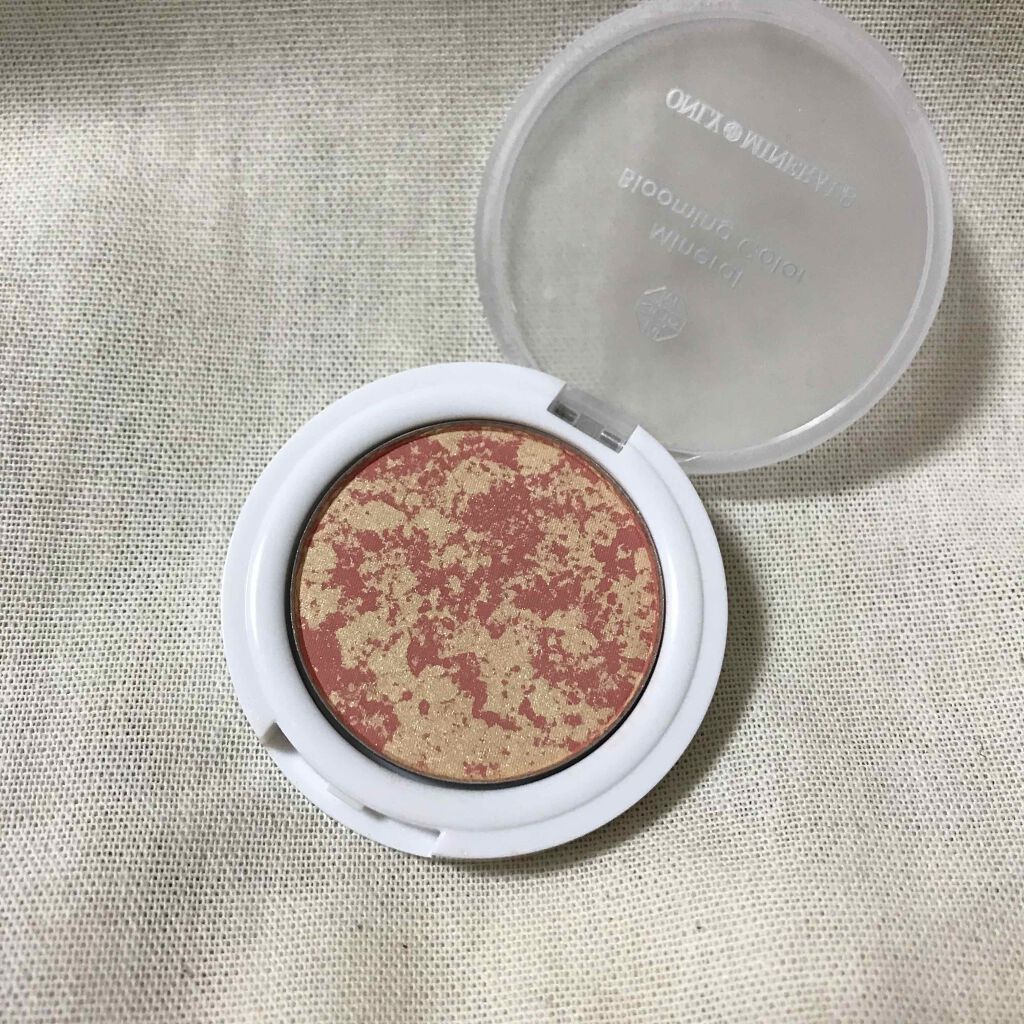 アイシャドウ、チーク…ほんのり色づくお顔に