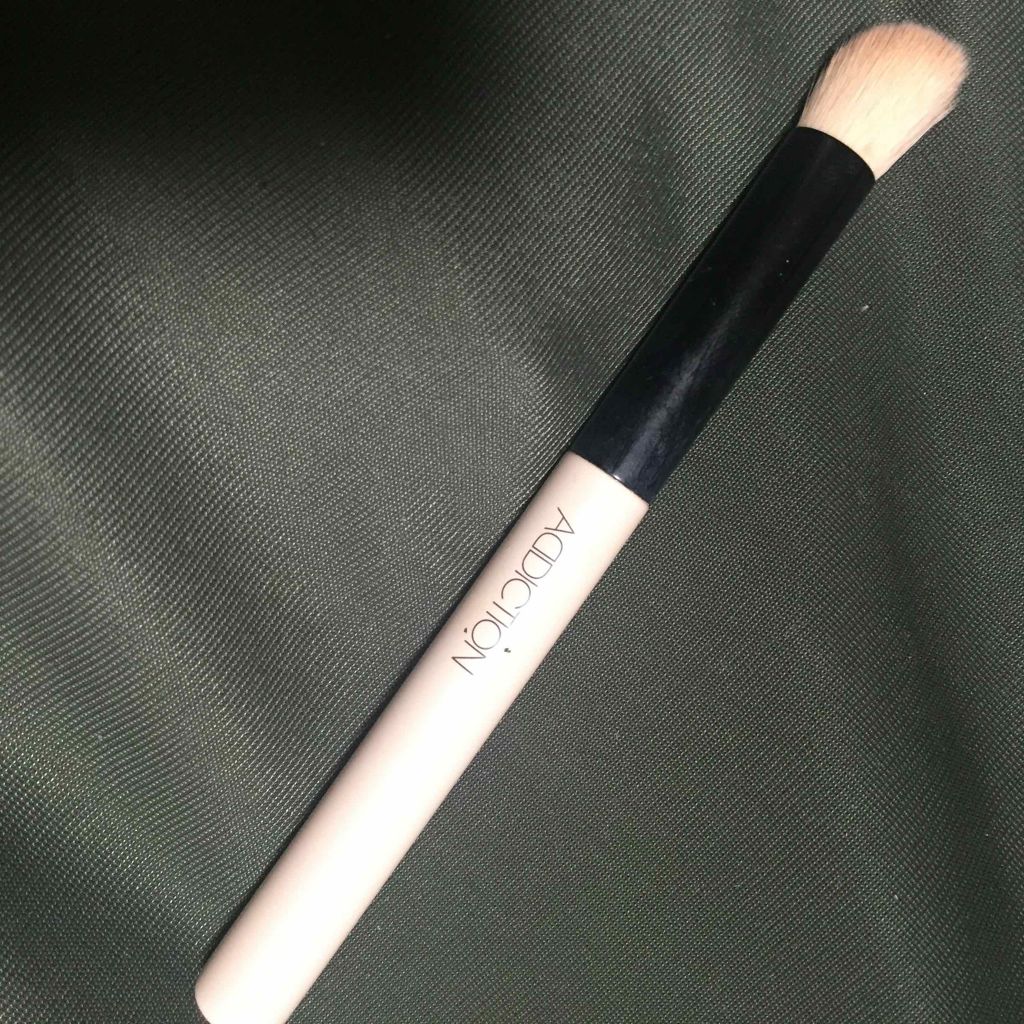 細かい部分にぴったりフィットする形状|フィンガーコンシーラーブラシ