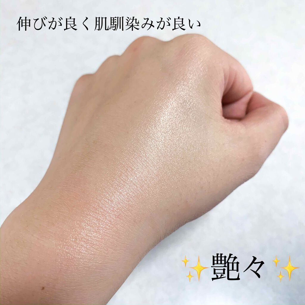 →2〜3滴を取って両手にもみ込んで広げる