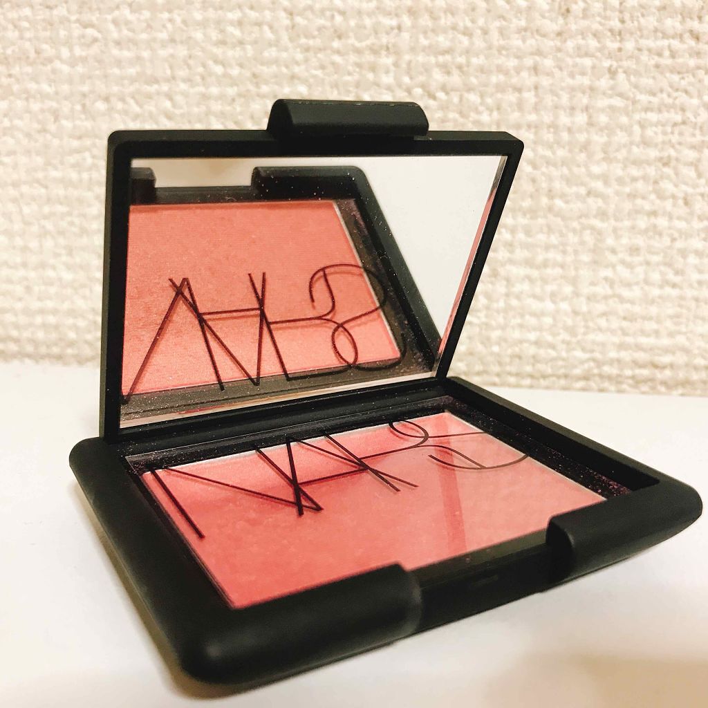 マットできらめきのある質感のチークならNARS