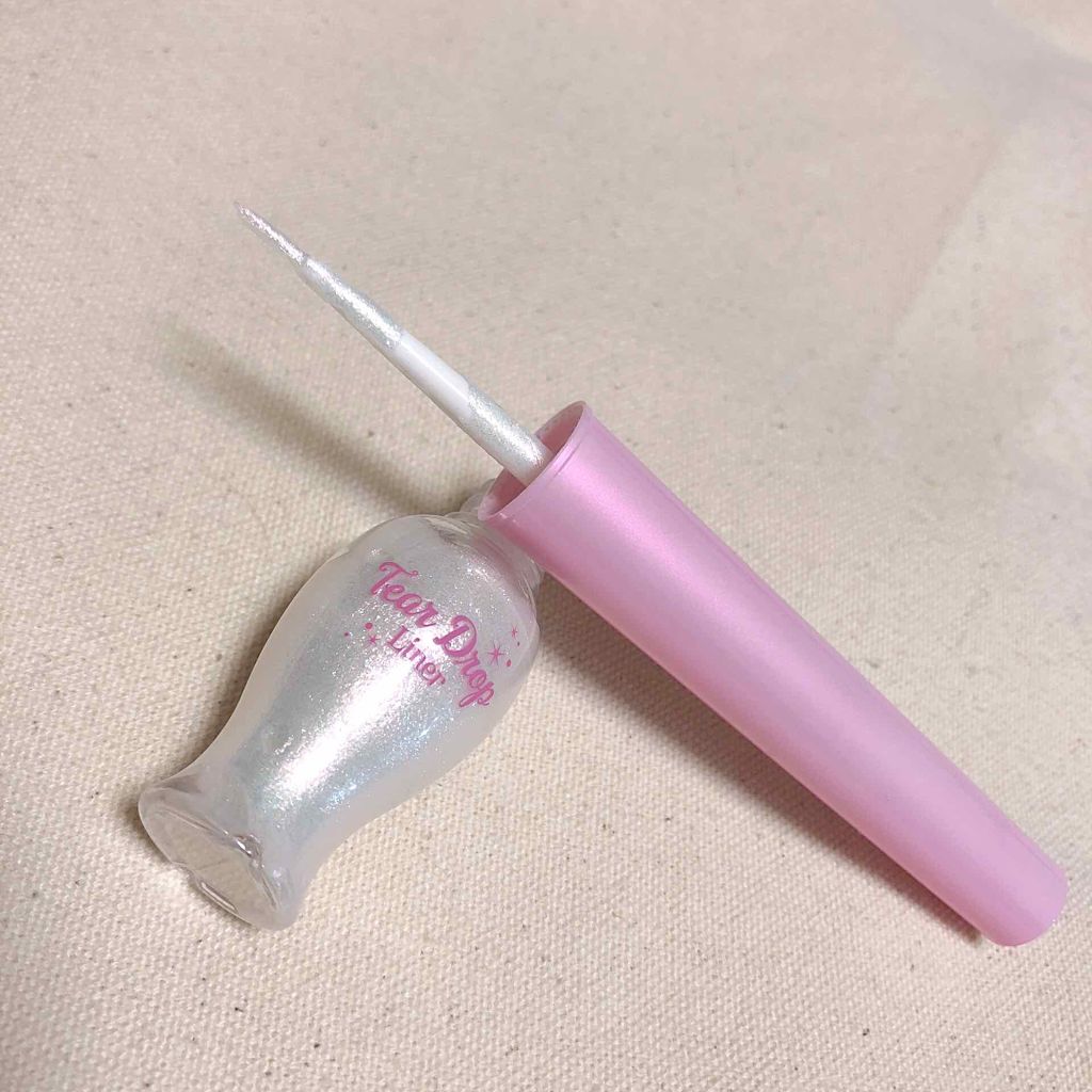 ラメ入りのアイライナーで目尻を