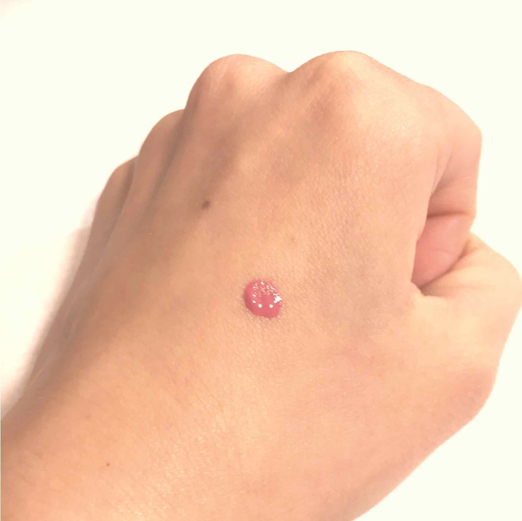 リキッド・クリーム:手の甲に出す