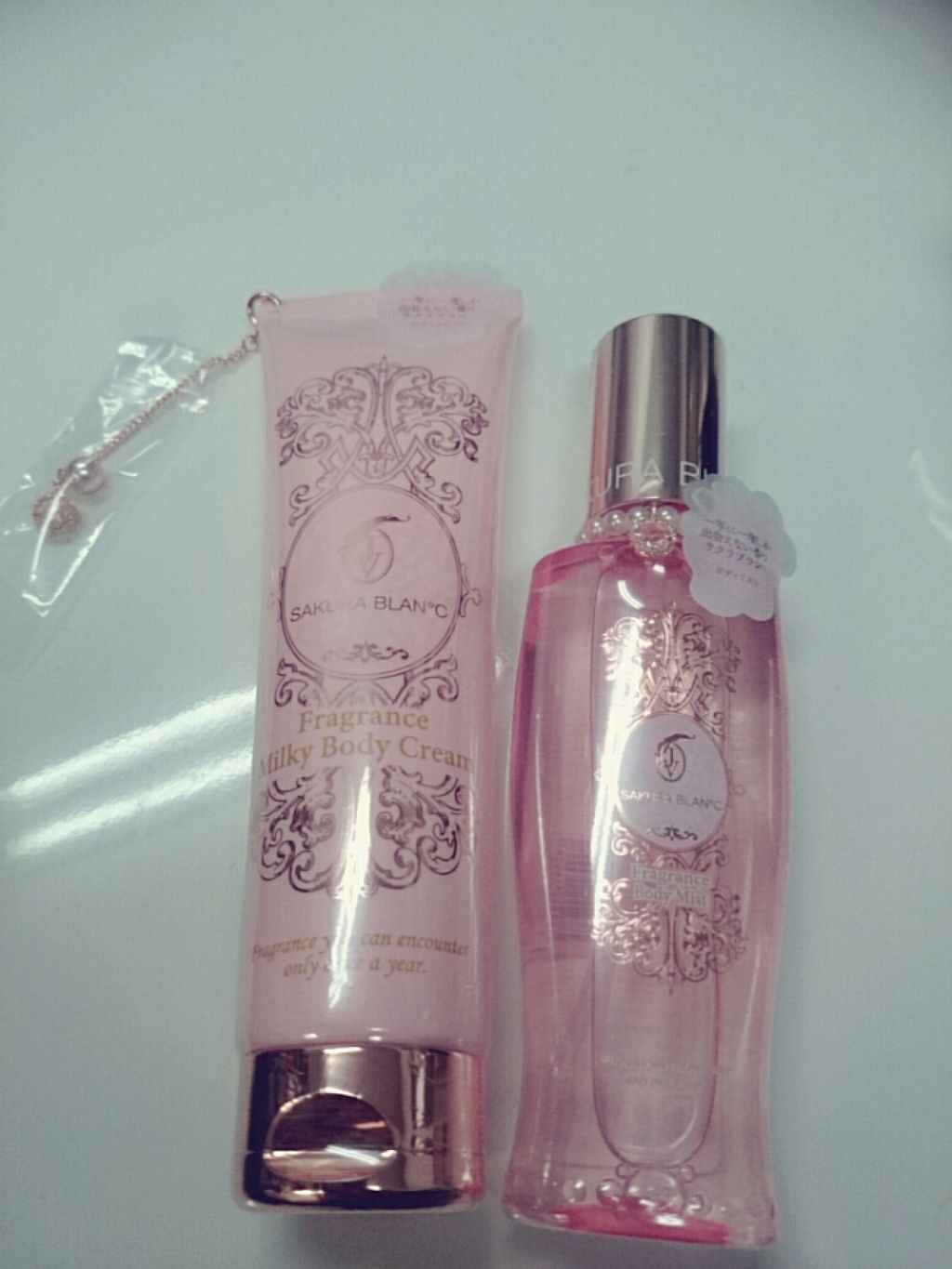サクラブラン ミルキーボディクリーム Sakura Blan を使った口コミ 可愛いパッケージに一目惚れ チャームも可愛 By Milkchan 乾燥肌 30代前半 Lips