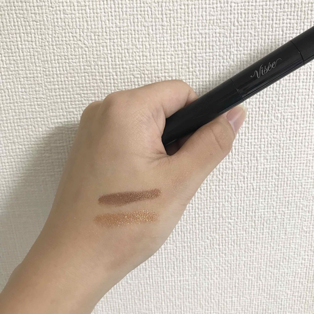 目元を引き締めて見せるダークブラウン