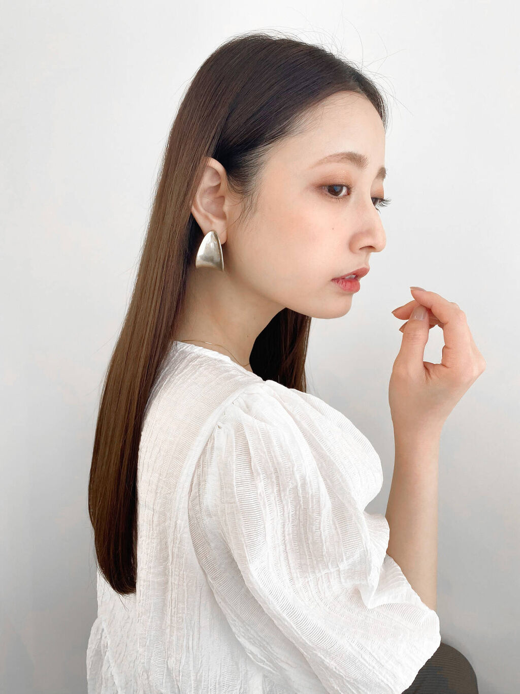 鼻筋がないならメイクで作る!美人鼻に見えるメイクテク&マッサージとおすすめコスメ12選のサムネイル