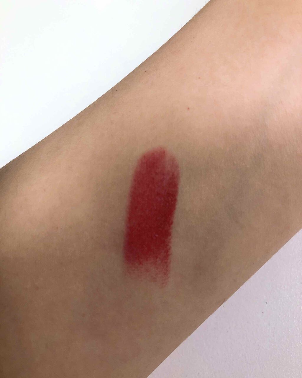 大人な印象にしてくれるレッドカラー