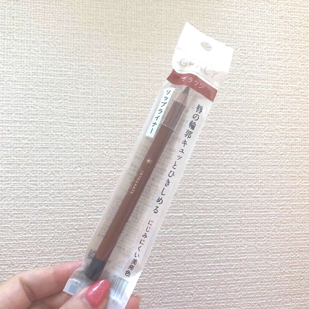 使い方:唇の輪郭に沿って軽いタッチで