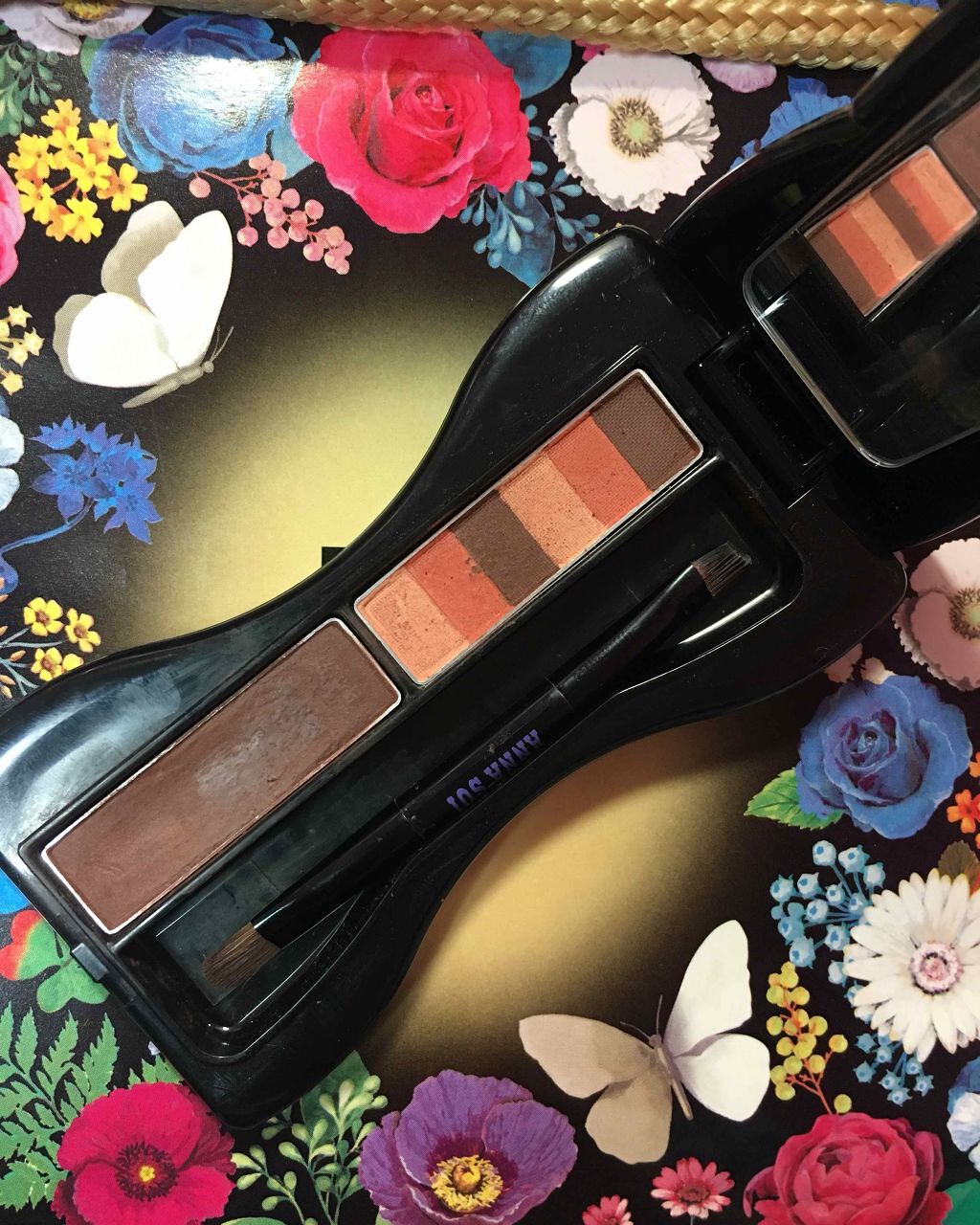13)可愛いリボン型のANNA SUI COSMETICSアイブロウ カラー コンパクト