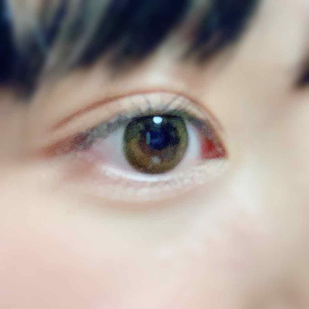幅広めの平行二重なら、なんだかアンニュイ