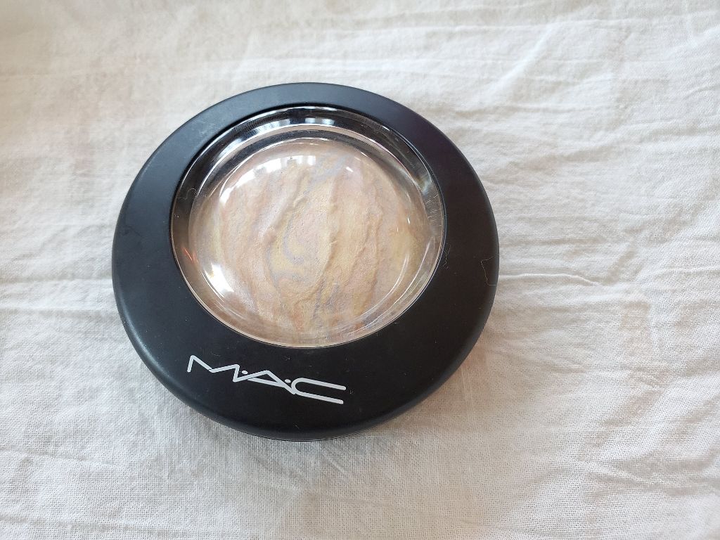 M・A・C ミネラライズスキンフィニッシュ ライトスカペード
