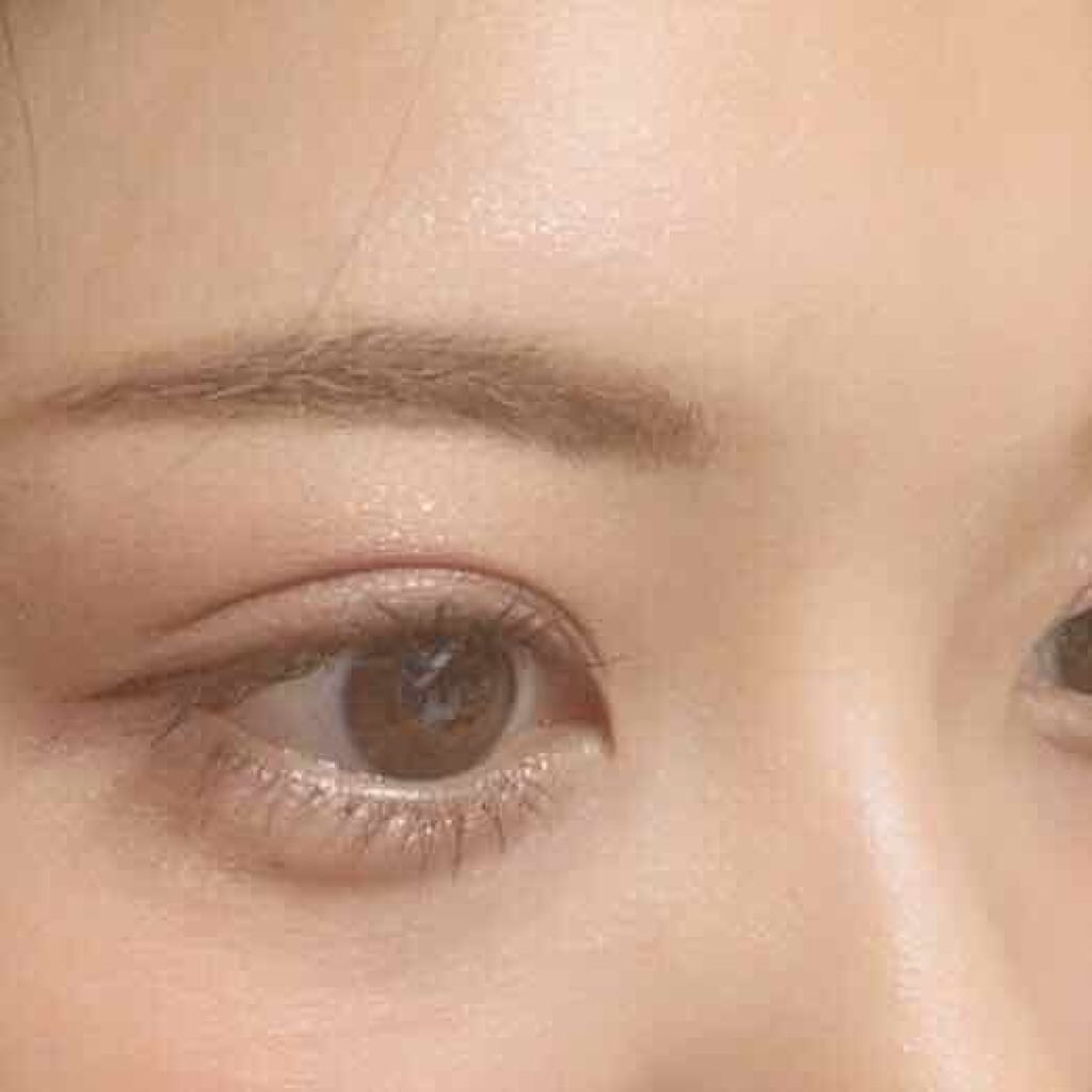 眉の色で印象がガラリとチェンジ