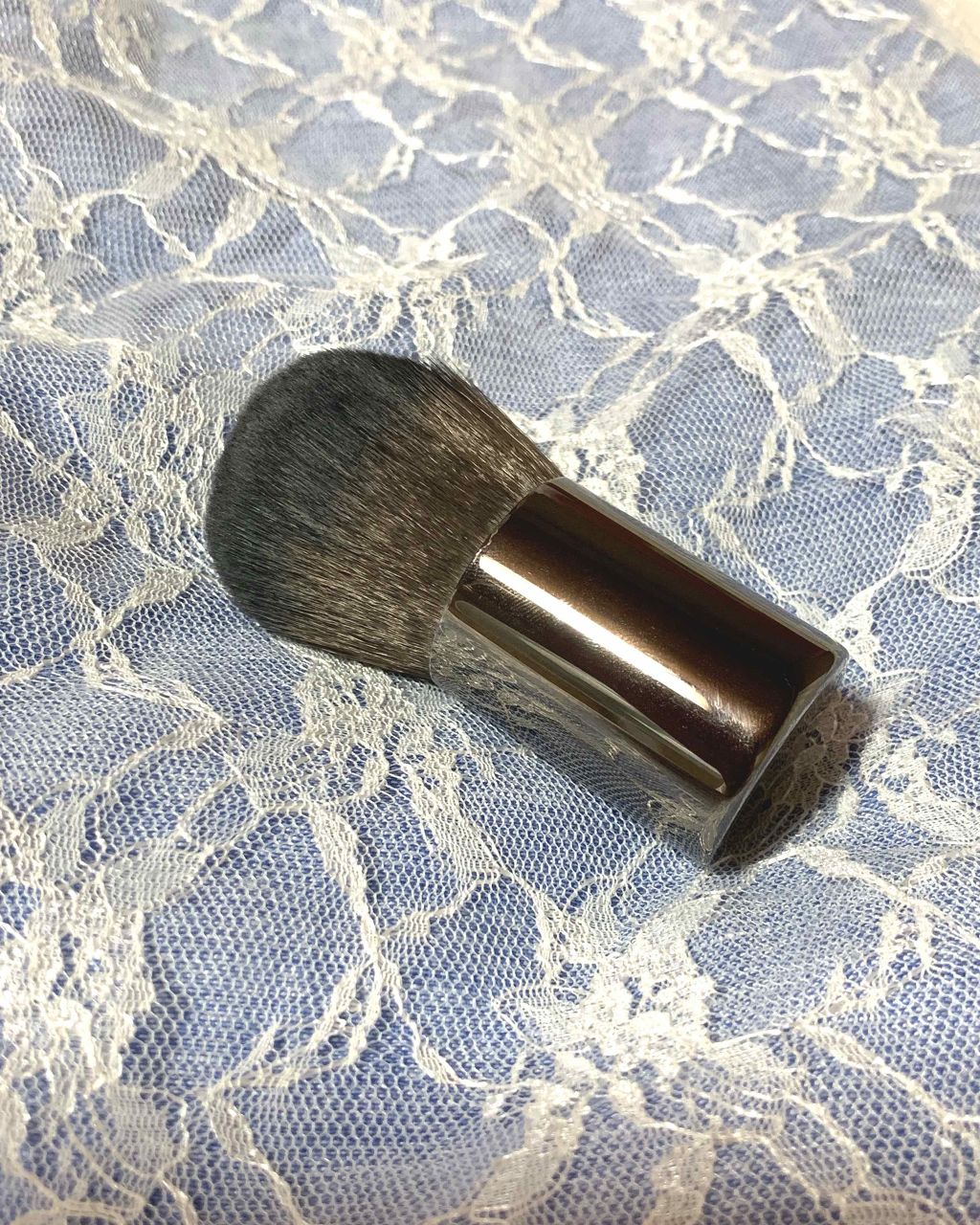 ブラシに含ませてベールを纏うように