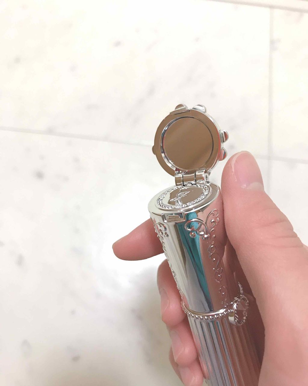 彼が吸っている間にこっそりリップ直しも