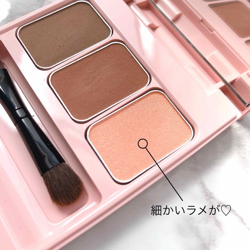 眉頭にパウダーをふわっとのせて