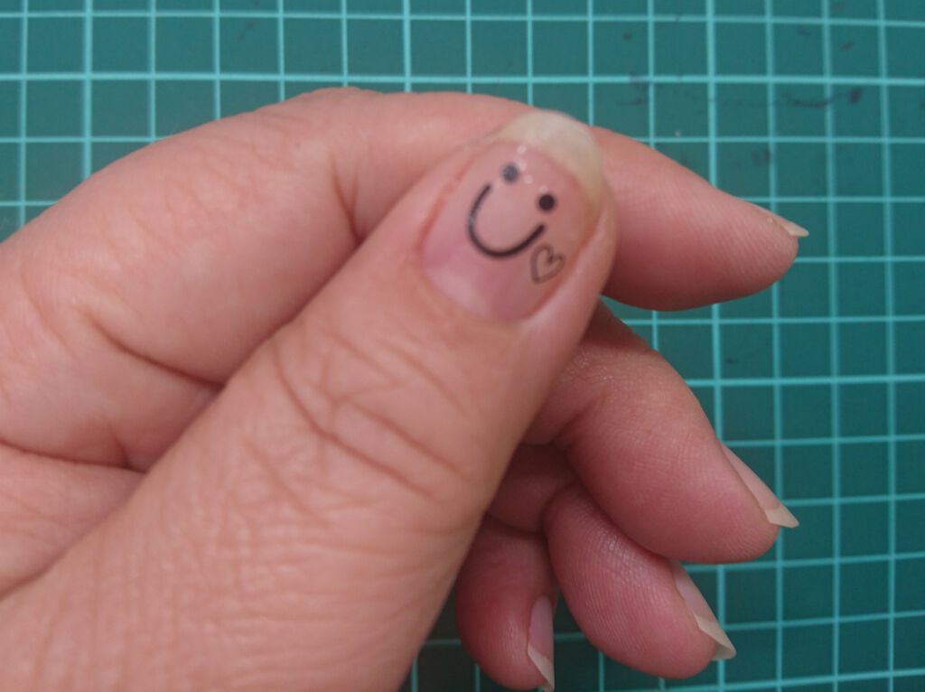 ネイルシール Daisoの口コミ 超優秀 100均で買えるおすすめネイルシール パーツ ダイソーネイルシールd By ぼよよん 混合肌 Lips