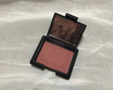 細かいパウダーが肌になじむ|NARS