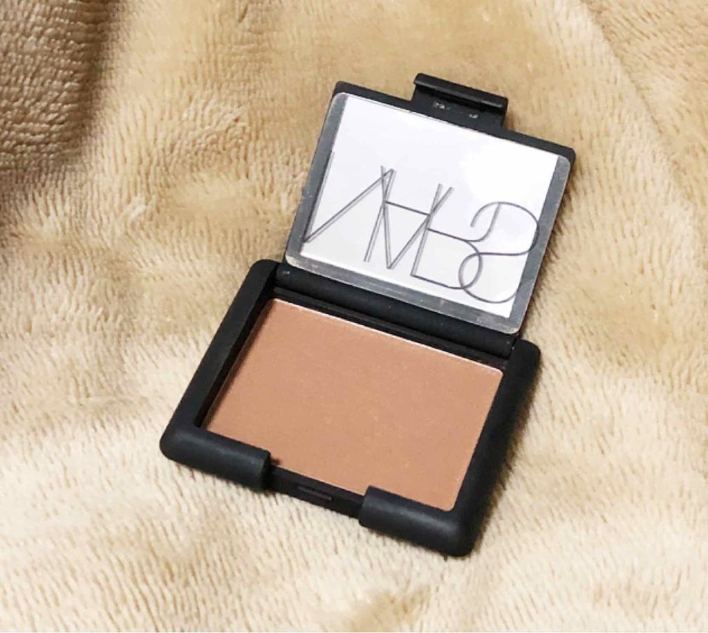 光沢感のある輝きが特徴|NARS