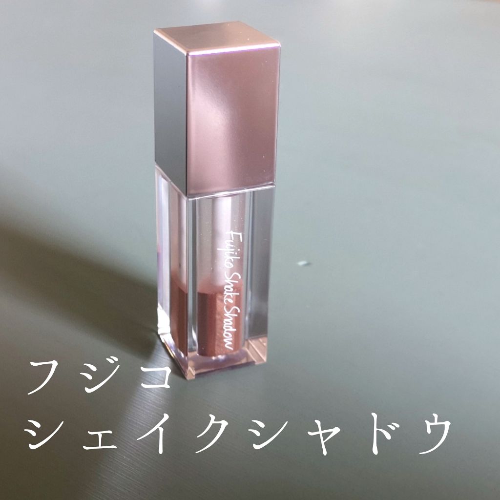 水と光の粒で上品な輝きのシャドウ