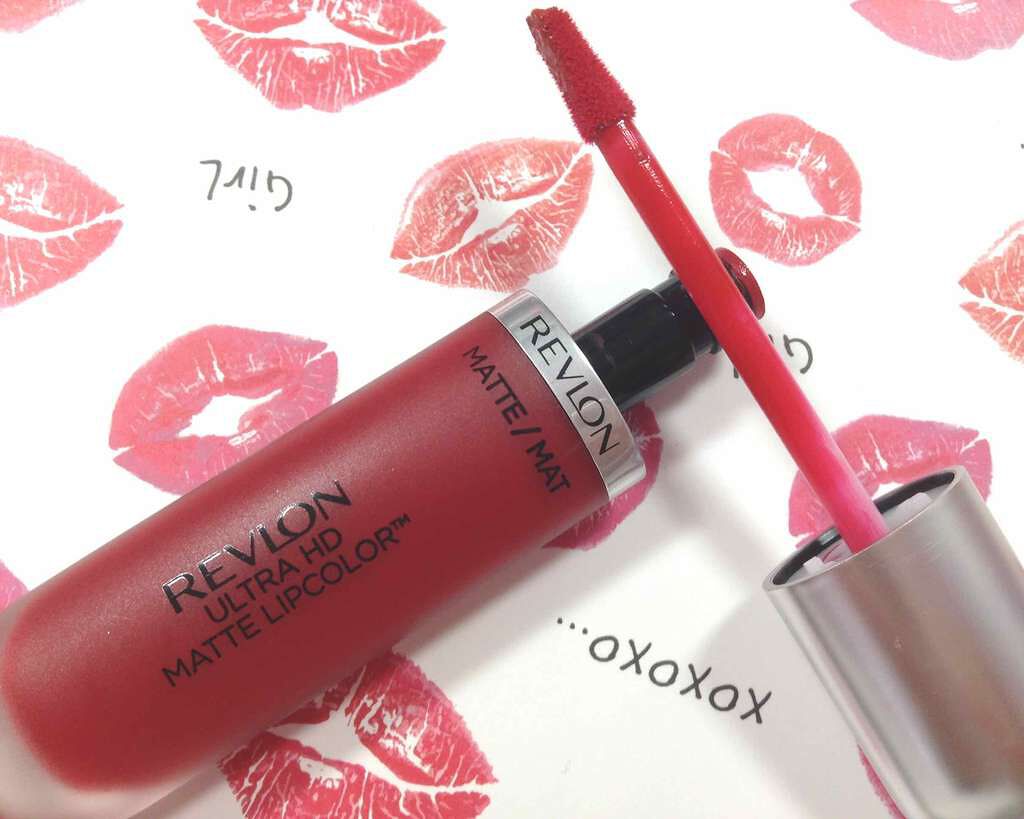 マットな高発色赤リップならREVLON