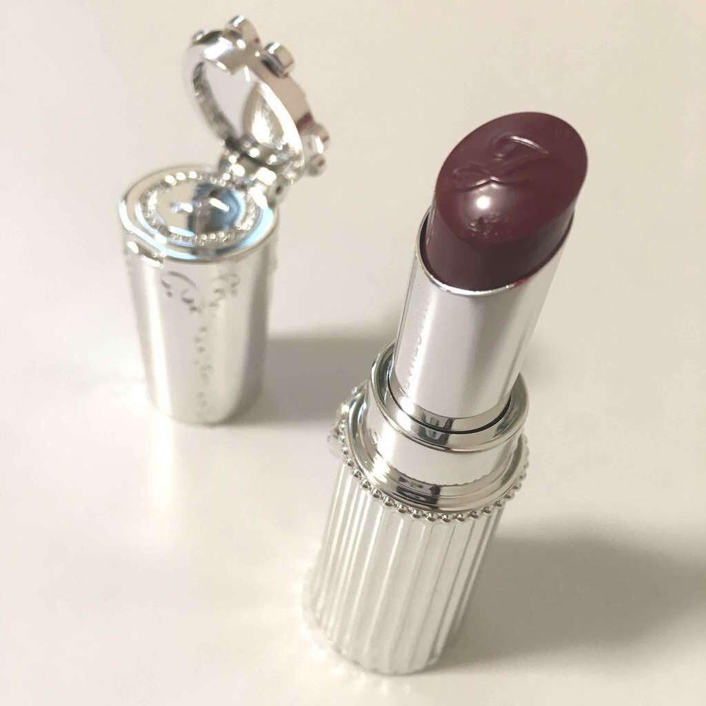JILL STUART:贅沢なツヤ感でレディな唇に