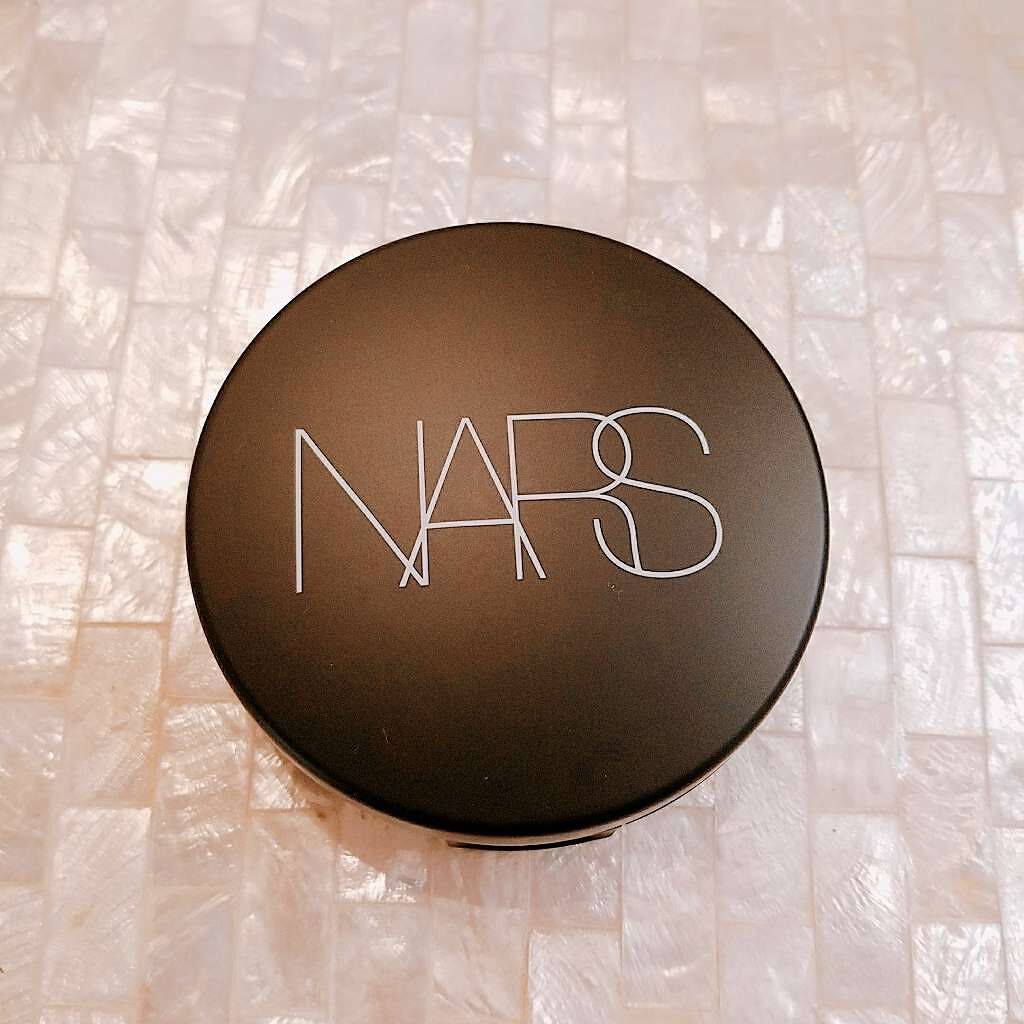 ナチュラルなツヤ肌のNARS